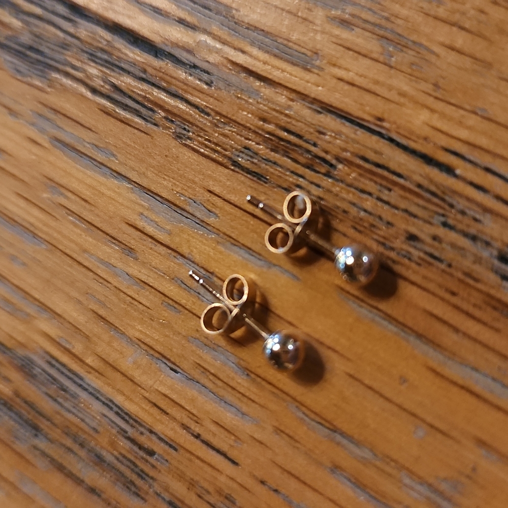 14k solid yellow gold, 3mm ball stud earrings - Picture 2 of 4